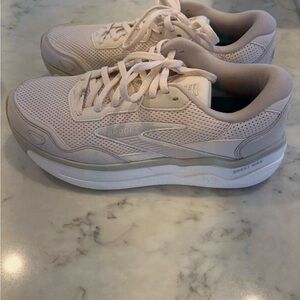 Brooks Women's Ghost Max 2 Suede Running Shoes Sz 9.5 (READ DESCRIPTION)